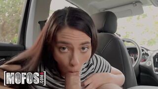 Hävytön Uber-kuljettaja Gianna Ivy tuskin vastustaa komeaa matkustajaansa