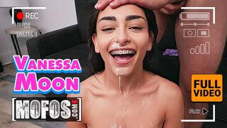 Slender Brown Vanessa Kuu taistelee Jmacin valtava häntä jokaisessa asentoon
