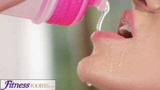 Afina Kisser blondi venäläinen milf nälkäinen imevät isoa munaa