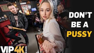 Rohkea blondi pornotähti nai outoa miestä baarissa