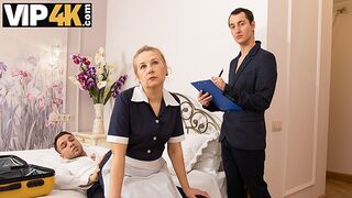 Huonepalvelu ruuvilla kuuma kypsä blondi
