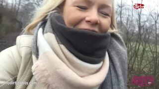 Kuuma teinityttö pyörällä hieromassa märkää pillua