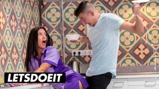 Seksikäs sisäkkö Jade Presley puhdistaa ja imee isoja kulleja kuumassa suojassa
