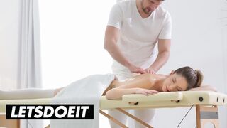 Rebecca Volpettin öljyinen hierontaseikkailu Kristof Calen rakkauslaululla