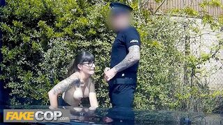 Poliisi nai tummaa nörttityttöä ja ampuu silmälasejaan