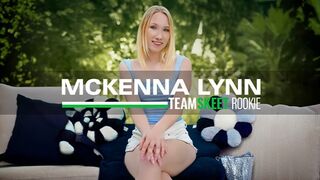 Mckenna Lynnin ensimmäinen porno: blondi tyttö villi kukko seikkailu