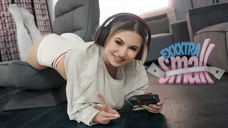 Pieni teinityttö Aria Banks nappaa pitkän velipuolensa Chris Epicet hakkaamassa häntä huoneessaan