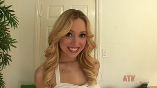 Blondi teinityttö Lucy Tyler hieroo klitorista ison orgasmin vibraattorilla