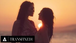 Tori Easton nai julmasti Charlotte Sins bikini-nukkea