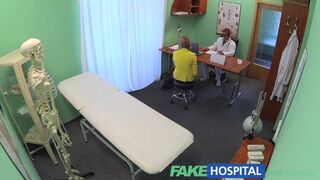 Lustrofobinen blondi venäläinen potilas rakastaa kaunis sairaanhoitaja