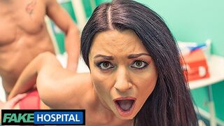 Puolan milf Ania Kinski näyttää lääkärille uuden rinnan tekosairaalassa