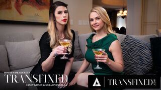 Sarah Vandella ja Casey Kiss's peli, kun mies työskentelee