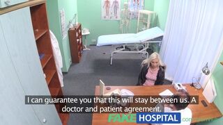 Blondi potilas, jolla on virussairaus viettelee lääkärin klinikalla