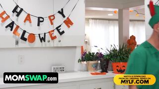Sydney Paige ja Mandy Rhea, kaksi kuumaa äitipuolta, Halloween. Valitse hieno asu, joka tekee Berry McKecinerin hulluksi