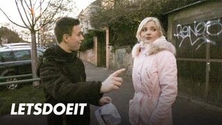 Kinky turisti Zazie Skymm viettelee Studin kovaan paneskeluun toimistossaan