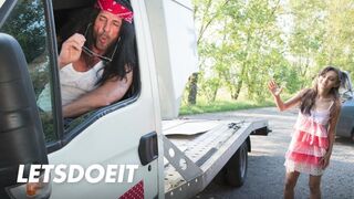 Ukrainan teini Shrima Malati on ulkona vitun jättiläinen mekaanikko