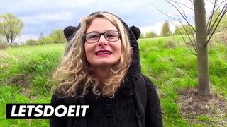 Blondi Izzy Mendosa ratsastaa villisti jättimulkku takana auton