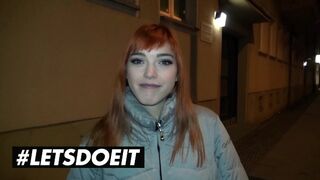 Lulu Gun ja Anny Aurora jakavat valtavan mustan puun luonnossa