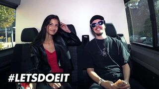 Ohut ruskea Coco Suudelma imee isoa mustaa puuta autossa rahasta