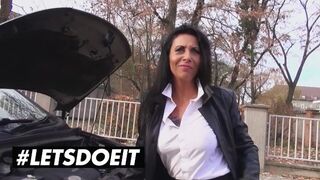 Lady Parisin pyöreät rinnat vapisevat ulkosusileipomisen jännityksestä