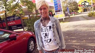 Saksalainen bensa-asema: pov milf suihinotto