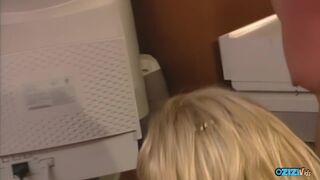 Vehnä täynnä spermaa - villi seksiä blondi teini