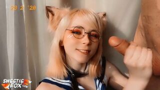 Suloinen kettu imee naapurin miestä ja nielee kaiken cosplayssa
