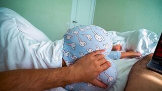 Mostoha sisar herää ja auttaa veljeään nauttimaan pornoa - nautittavaa seksiä