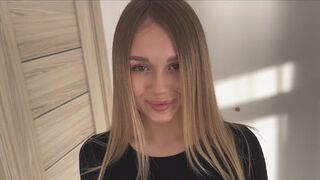 Blondi teini hyppää poikaystävänsä puuhun
