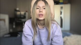 Teini-ikäinen blondi pommi näyttää ruumiinsa ja auttaa ystäväänsä nauttimaan siitä kuuman panon jälkeen