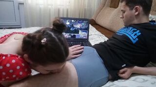 Teini-ikäisen suihinoton Warcraft-juhlissa