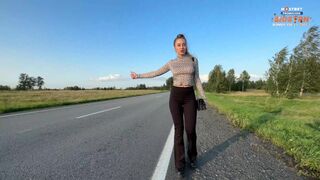 Kuuma narttu tiukoissa leggingseissä näyttää tissinsä ja perseensä, maksaa seksiä kyydistä