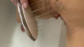 Teinitytön vapina orgasmi suihkupäällä