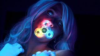 Neon kiiltävä teinityttö viettelee kullisi täydellisellä ruumiillaan
