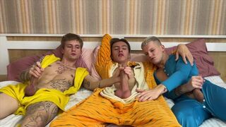 Kuumat pyjamabileet poikien välillä