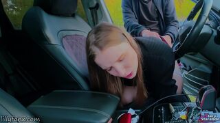 Autohuora imee ja joutuu kuseen, kun on jäänyt kiinni julkisesta hakkaamisesta - pov