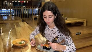 Nautin hänen naamastaan tytön kellarissa. Söin söpöt kasvot sushikurkuissa