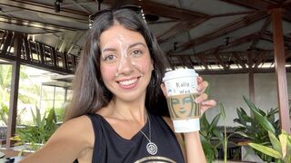 Teini-ikäisen suihinoton Starbucksin kylpyhuoneessa - spray munaa hänen kasvoilleen kahvin jälkeen liman keskellä
