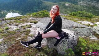 Teini punainen tyttö masturboi vuorilla orgiat