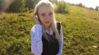 Nätti blondi teini suussa ja kaikkea paskaa matkalla kotiin koulusta