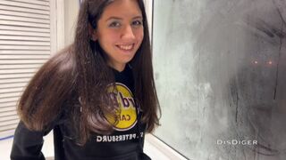 Nussin juhlien kauneutta Balkanilla, kun hänen poikaystävänsä ei epäile mitään