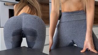 Teinityttö hieroo itseään hurjasti pöydässä, kun leggingsit ovat täynnä ruiskausta