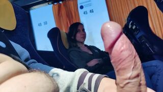 Muukalainen teini imee miestä bussissa