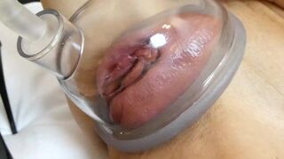 Kuuma milf pumppaa pillua ja panee kovaa ratsastusasennossa useita suihkeita