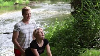 Blondi teini pillua ja suu peitetty kaunis luonto