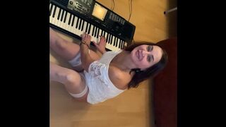 Kuuma milf tumanova soittaa pianoa ja imee munaa villisti