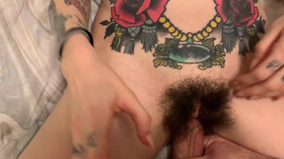 Tatuoitu karvainen amatööri pillu