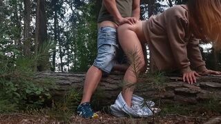 Muukalainen nai häntä koirakaupassa imettyäni hänen munaansa metsässä