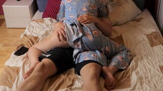 Mostoha äiti sai poikapuolensa pornoa ja auttoi häntä nauttimaan siitä nopeasti