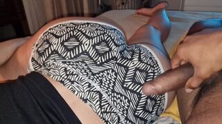 Mostohan poika hakkaa minua pikkuhousuillani ja suihkuttaa naamaani